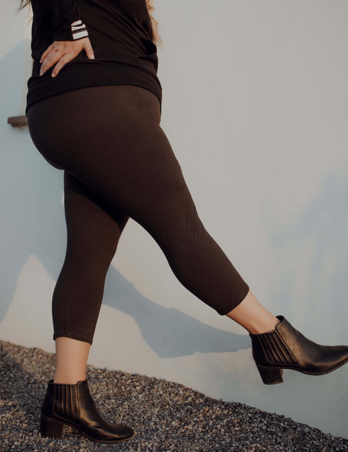 SA Exclusive Black Solid Capri Leggings