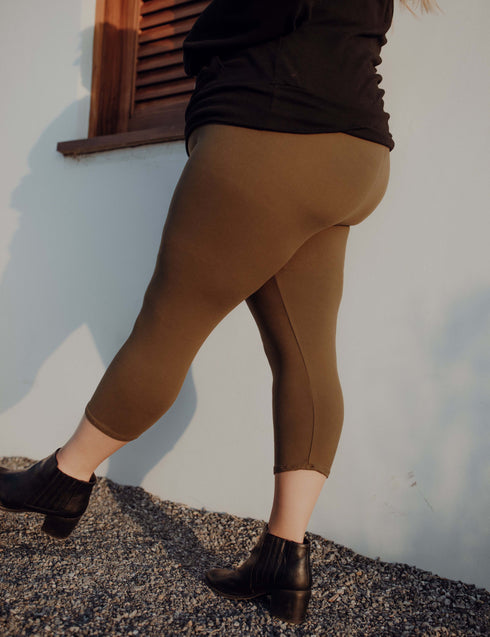 SA Exclusive Dark Olive Solid Capri Leggings