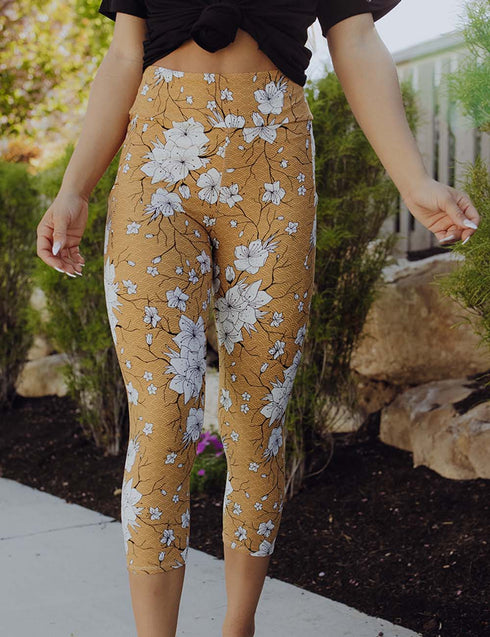 SA Exclusive Field Of Floral Capri Pocket Leggings