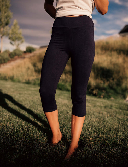 SA Exclusive Navy Solid Capri Leggings