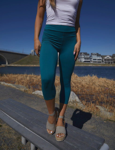 SA Exclusive Teal Solid Capri Leggings